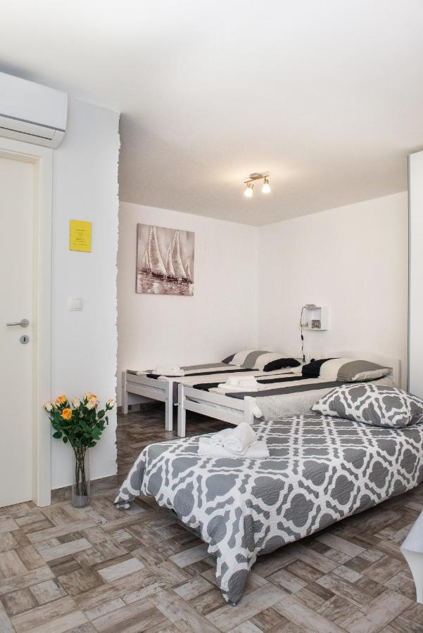 Studio Apartment Bilic Sibenik Bagian luar foto